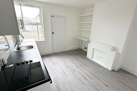 3 bedroom semi-detached house to rent, Dickerage Lane, New Malden