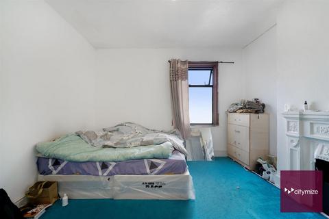 3 bedroom flat for sale, Katherine Road, London