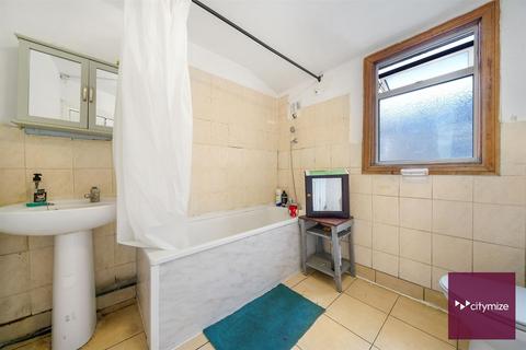 3 bedroom flat for sale, Katherine Road, London