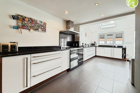 18 Tudor Avenue, Stanford-le-hope, SS17 8BX