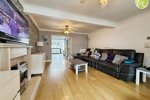 18 Tudor Avenue, Stanford-le-hope, SS17 8BX