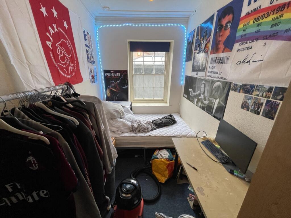 A cozy double bedroom featuring a comfortable b...