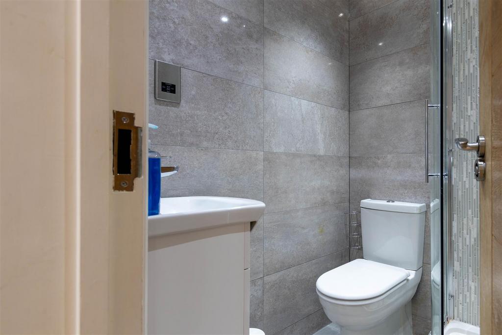 Bathroom 2-2.jpg