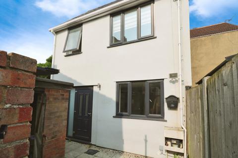 2 bedroom detached house to rent, Park Street, Westcliff-on-sea, SS0