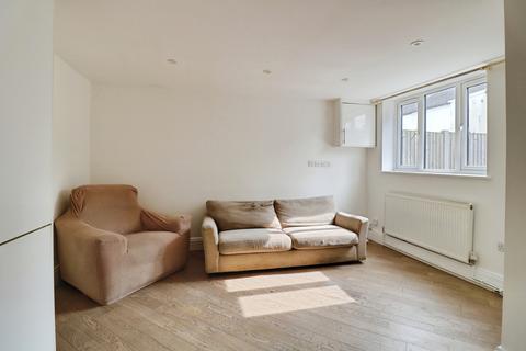 2 bedroom detached house to rent, Park Street, Westcliff-on-sea, SS0