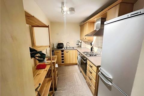 2 bedroom apartment to rent, Tudor Way, Woking GU21