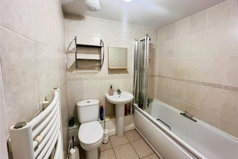 2 bedroom apartment to rent, Tudor Way, Woking GU21