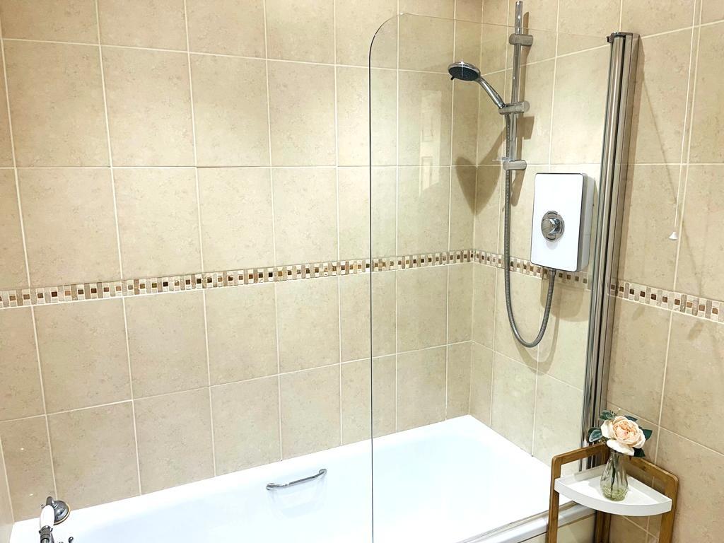 Family bathroom 2