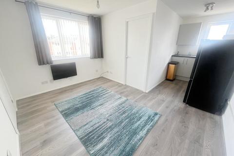 2 bedroom apartment to rent, Lowestoft Drive, Slough