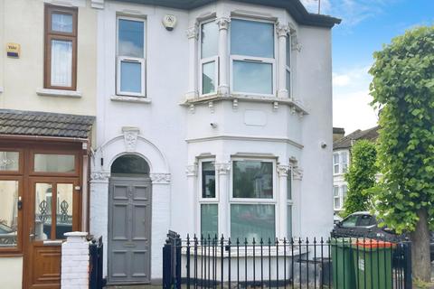 6 bedroom end of terrace house to rent, Michigan Avenue, London E12