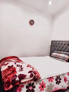 6 bedroom end of terrace house to rent, Michigan Avenue, London E12