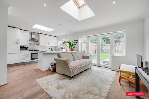 4 bedroom semi-detached house to rent, Cissbury Ring South, London, N12