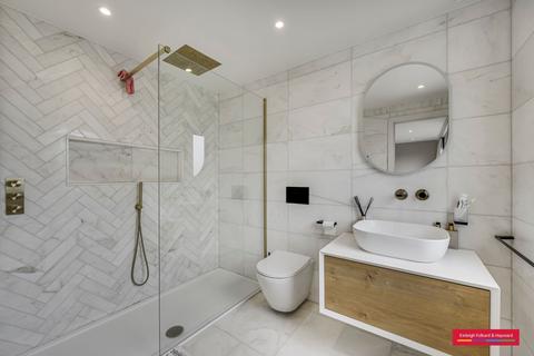 4 bedroom semi-detached house to rent, Cissbury Ring South, London, N12