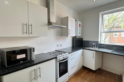 3 bedroom flat to rent, Leeds LS6