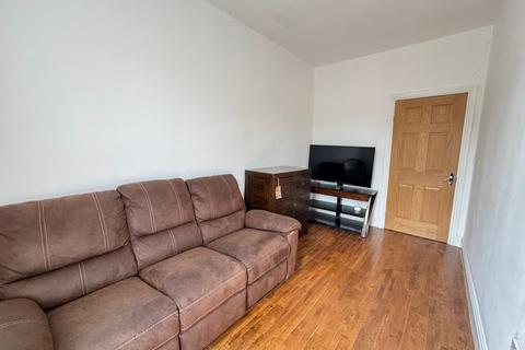 3 bedroom flat to rent, Leeds LS6