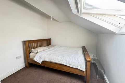 3 bedroom flat to rent, Leeds LS6