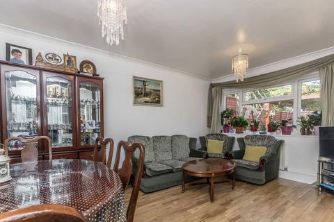 12 Broadlands, Hanworth, Feltham, TW13 6HF