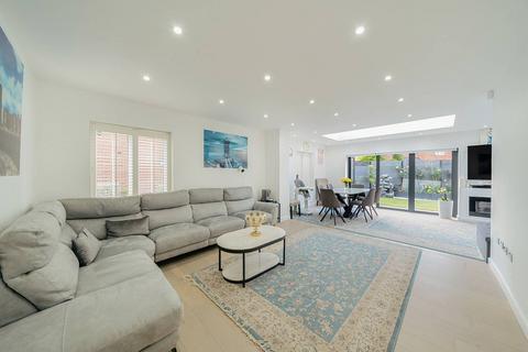 4 bedroom detached house to rent, Metcalfe Avenue, Carshalton Beeches, Carshalton, SM5