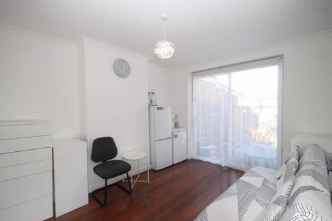 3 bedroom semi-detached house for sale, Middleton Avenue, Greenford