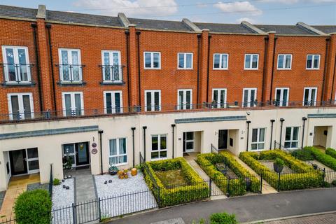 5 bedroom townhouse for sale, Nicholas Charles Crescent, Aylesbury HP18