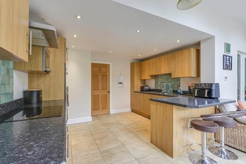 36 Mitchley Hill, South Croydon, CR2 9HB