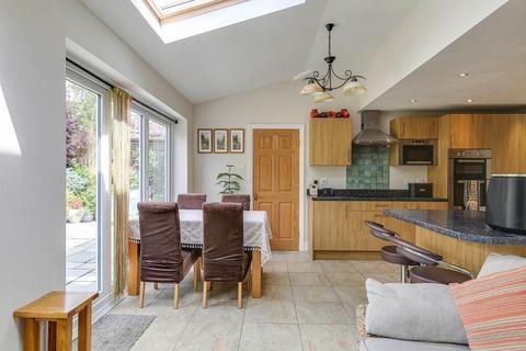 36 Mitchley Hill, South Croydon, CR2 9HB