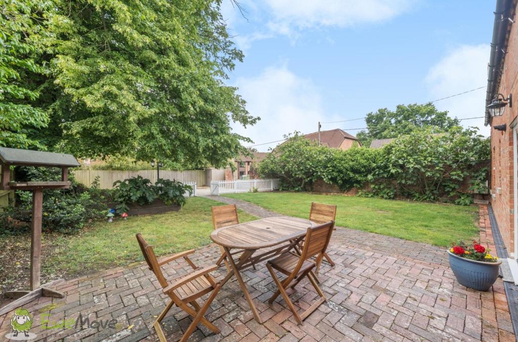 Garden to the front