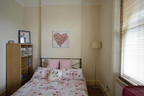 2 bedroom apartment to rent, Lennard Road, Croydon, CR0