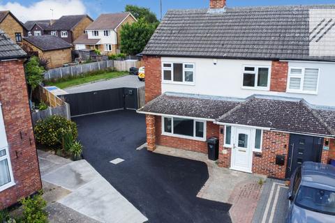 3 bedroom semi-detached house to rent, Friern Gardens, Wickford