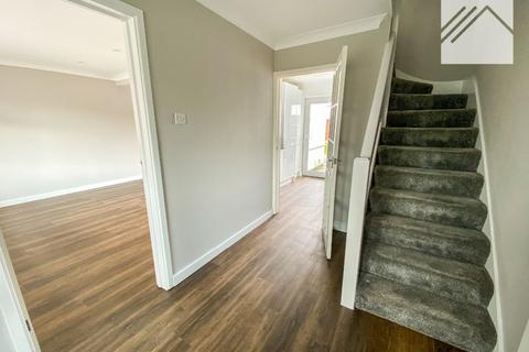 3 bedroom semi-detached house to rent, Friern Gardens, Wickford
