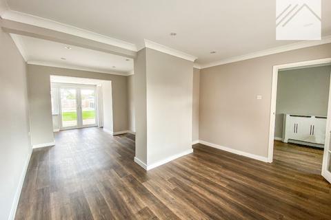 3 bedroom semi-detached house to rent, Friern Gardens, Wickford