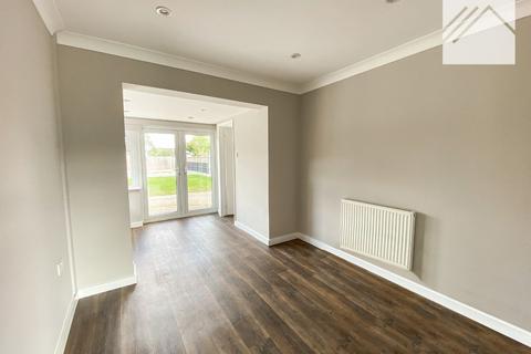 3 bedroom semi-detached house to rent, Friern Gardens, Wickford
