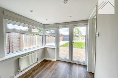 3 bedroom semi-detached house to rent, Friern Gardens, Wickford