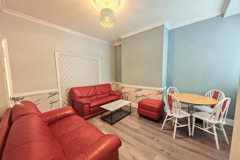 4 bedroom terraced house to rent, Beresford Street, Manchester