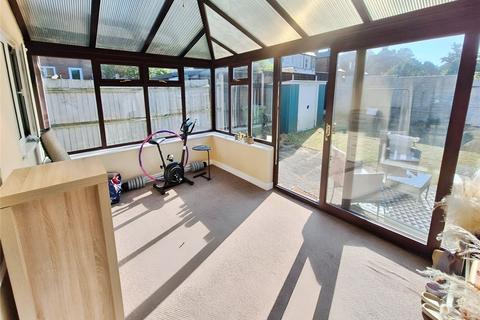 16 Thorncliffe Way, Nuneaton, CV10 0XT