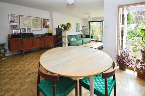 31 Cedar Avenue, Twickenham, TW2 7HD