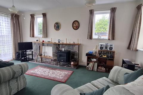undefined, Parc Y Llan, Henllan