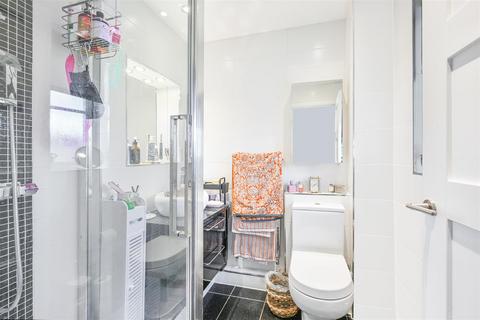 16 Cavell Way, Epsom, KT19 7DQ