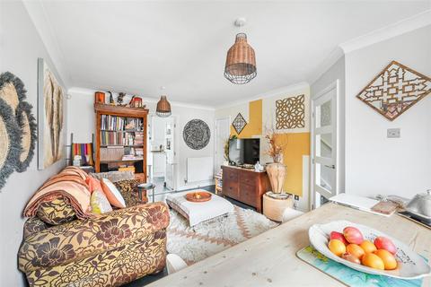 16 Cavell Way, Epsom, KT19 7DQ