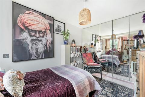 16 Cavell Way, Epsom, KT19 7DQ