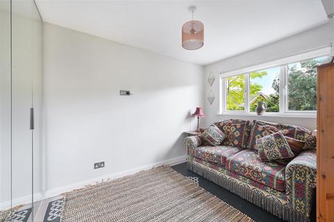 16 Cavell Way, Epsom, KT19 7DQ