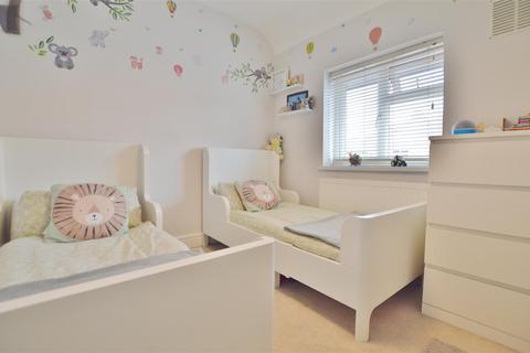 3 bedroom terraced house for sale, Warwick Avenue, Slough