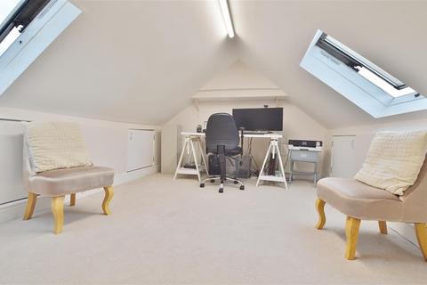 3 bedroom terraced house for sale, Warwick Avenue, Slough