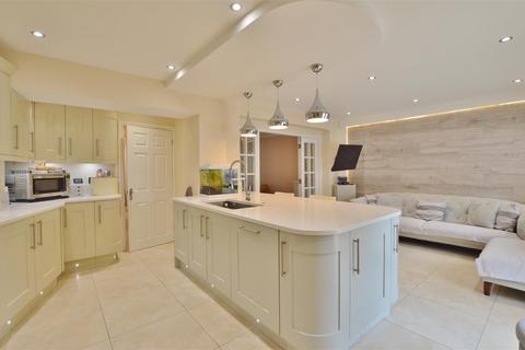 3 bedroom terraced house for sale, Warwick Avenue, Slough