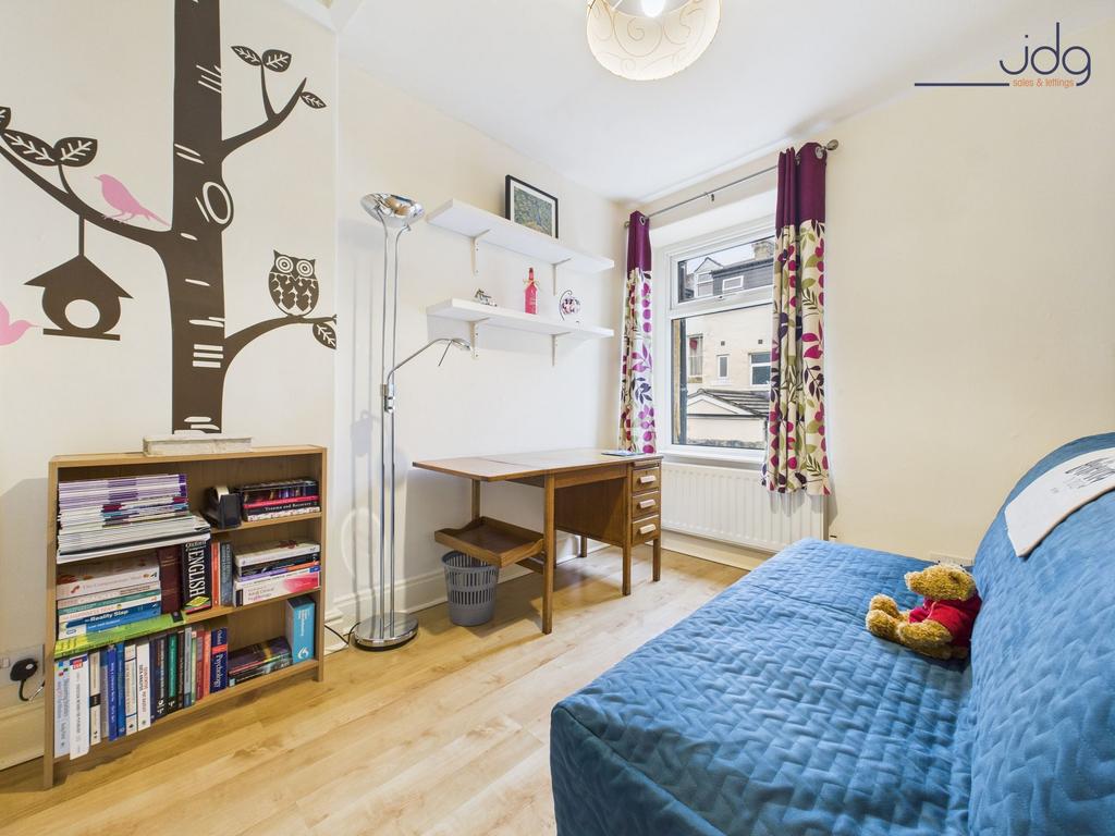 Single Bedroom with built in cupboard