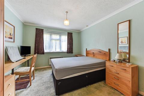 2 bedroom ground floor flat for sale, Coldharbour Court, Andover