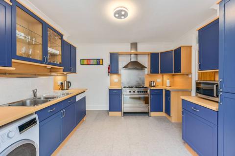 2 bedroom flat to rent, Broughton Street, Diamond Conservation Area, London, SW8