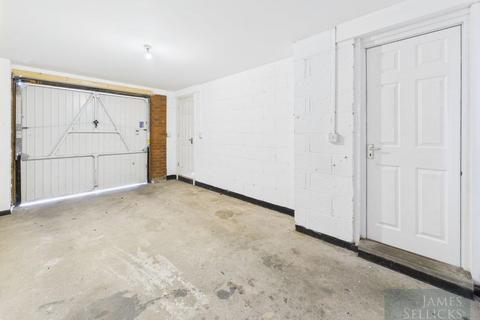 undefined, 2 bedroom FREEHOLD apartment WITH GARAGE - Shipton Road, Hamilton, Leicester