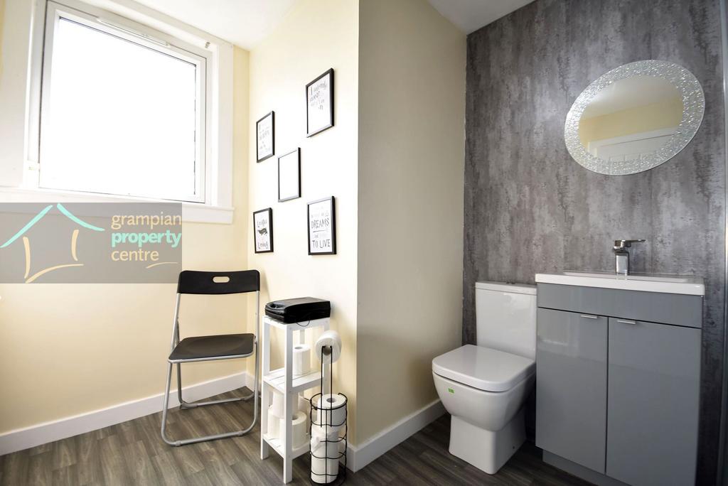 Shower Room 2nd .JPG