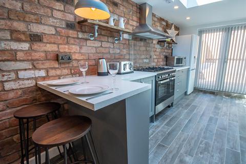 5 bedroom terraced house to rent, Harley Street, Ball Hill, Coventry